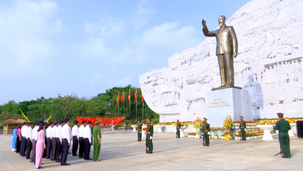 Thường trực thành ủy Sơn La tổ chức trồng cây kỷ niệm 132 năm ngày sinh Chủ tịch Hồ Chí Minh (19/5/1890 - 19/5/2022)