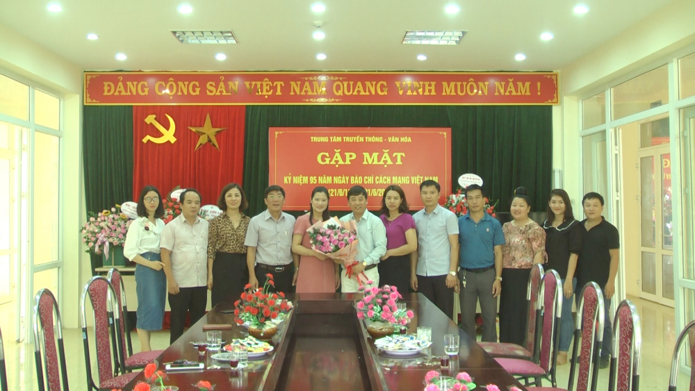 Các cơ quan, đơn vị chúc mừng Trung tâm TTVH thành phố nhân kỷ niệm 95 năm Ngày Báo chí Cách mạng Việt Nam