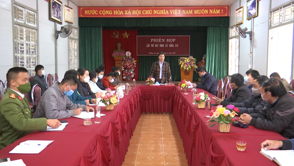 Đồng chí Nguyễn Thế Phương, Phó chủ tịch UBND thành phố, chủ trì cuộc họp đối thoại với một số hộ gia đình bản Hôm, xã Chiềng Cọ liên quan đến giải phóng mặt bằng tuyến Quốc lộ 6 đoạn tránh thành phố