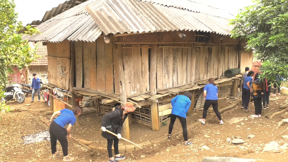 Đoàn viên, thanh niên phường Chiềng An giúp đỡ hộ nghèo
