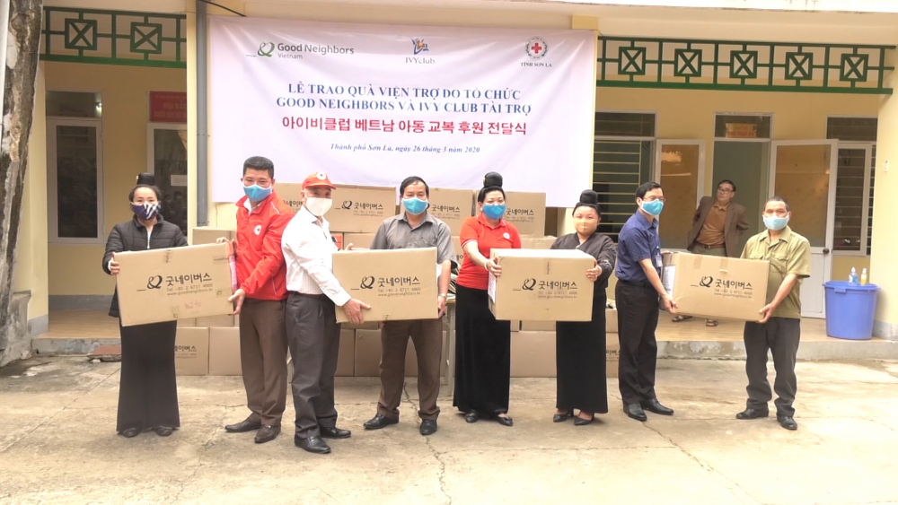 Hội chữ thập đỏ thành phố trao quà viện trợ do tổ chức Good Neighbors và ivy Club tài trợ