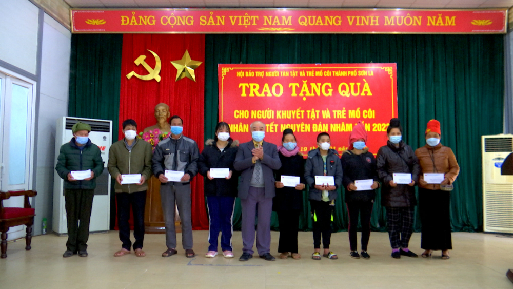 Hội Bảo trợ người tàn tật và Trẻ mồ côi thành phố Sơn La tặng quà nhân dịp Tết Nguyên đán tại phường Chiềng Cơi