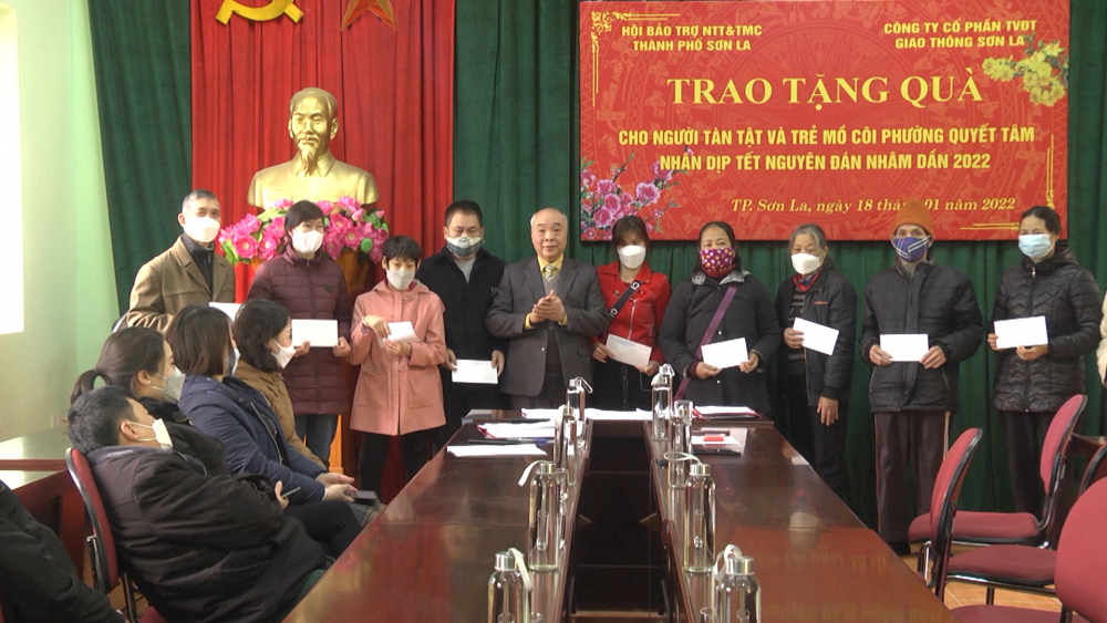 Hội bảo trợ NTT-TMC Thành phố tặng quà nhân dịp tết Nguyên Đán Nhâm Dần.