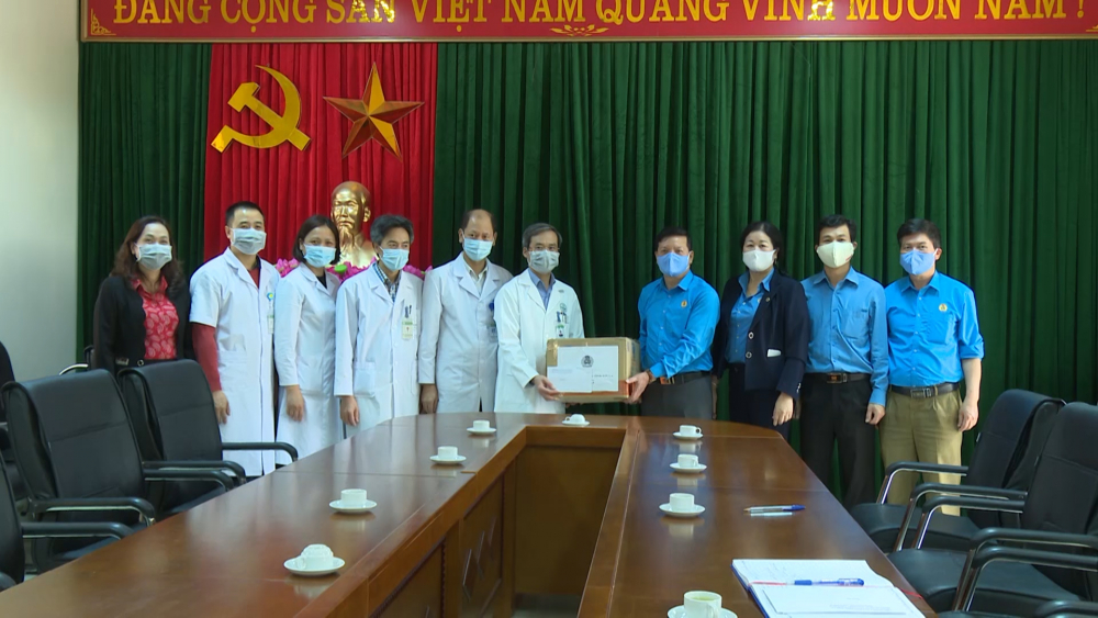 LĐLĐ tỉnh Sơn La thăm hỏi động viên hỗ trợ khẩu trang cho đoàn viên lao động Trung tâm y tế thành phố
