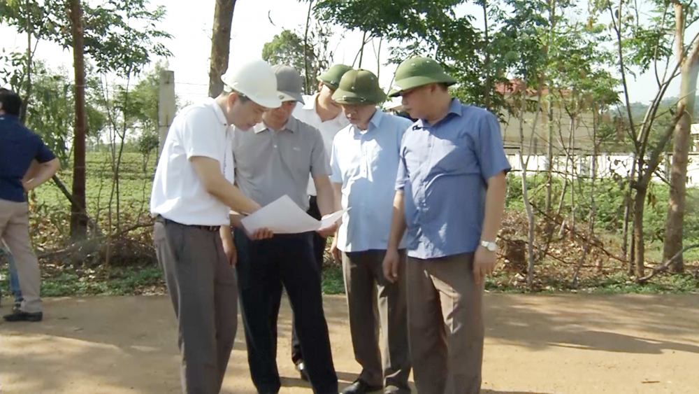 Đồng chí Lò Minh Hùng khảo sát các khu dân cư dọc tuyến đường tránh quốc lộ 6