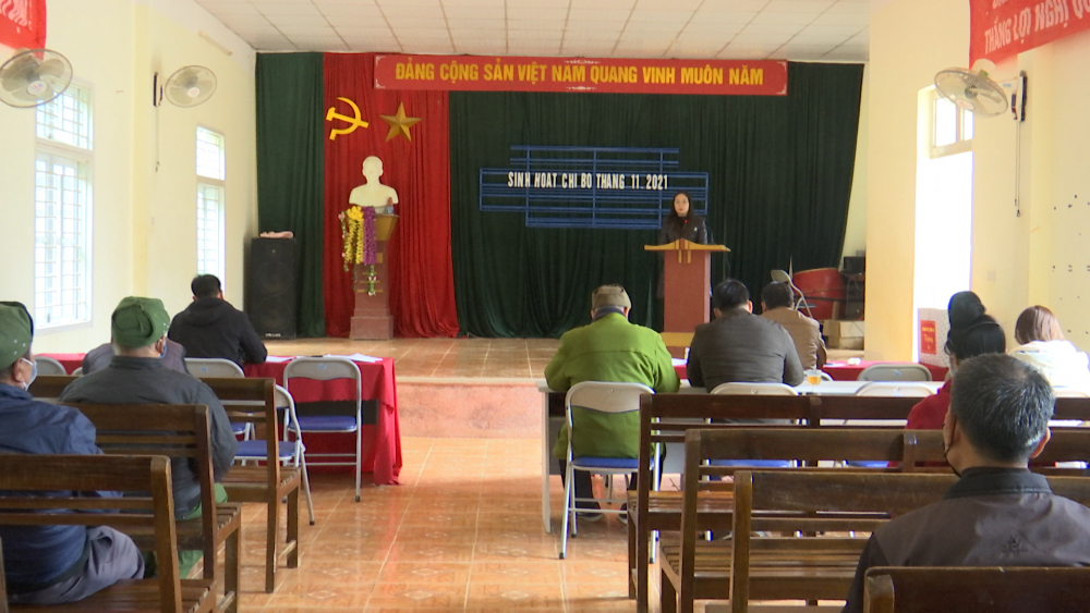 Đồng chí Lò Thị Thủy, Phó Bí thư Thường trực thành ủy dự sinh hoạt chi bộ bản Ót Nọi, xã Chiềng Cọ