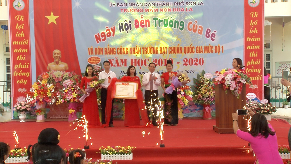 Trường MN Hua la khai giảng năm học 2019-2020 đón Bằng công nhận đạt chuẩn mức độ 1