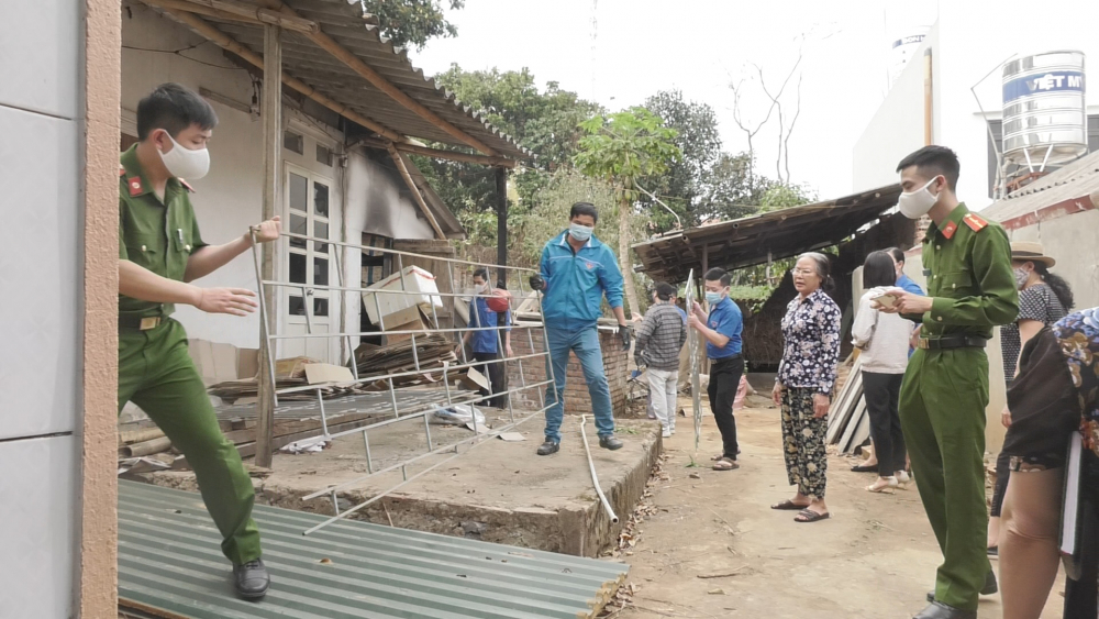 MTTQ VN phường Tô Hiệu giúp đỡ dọn dẹp nhà cho hộ gia đình nghèo và cận nghèo