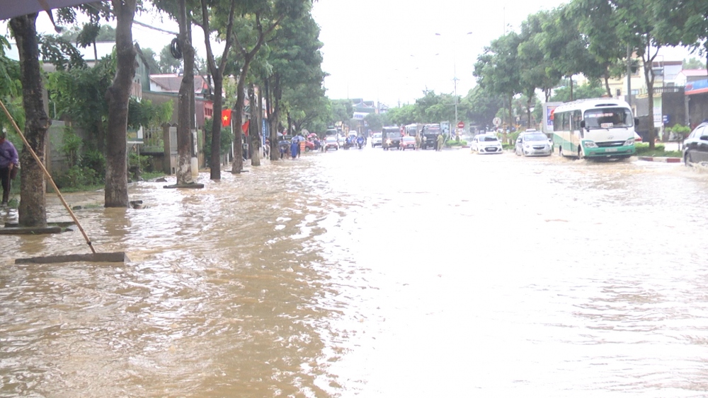 Mưa lớn gây ngập lụt một số tuyến đường của phường Chiềng Sinh, thành phố Sơn La