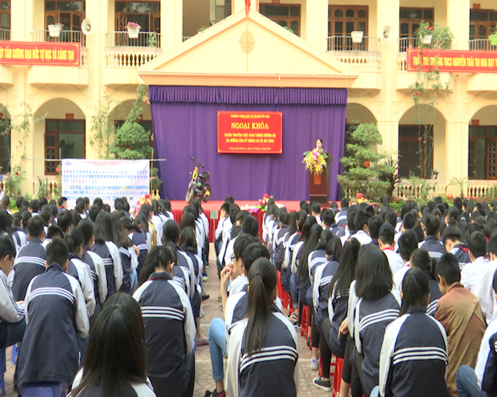 Trường THCS Nguyễn Trãi tuyên truyền luật giao thông 