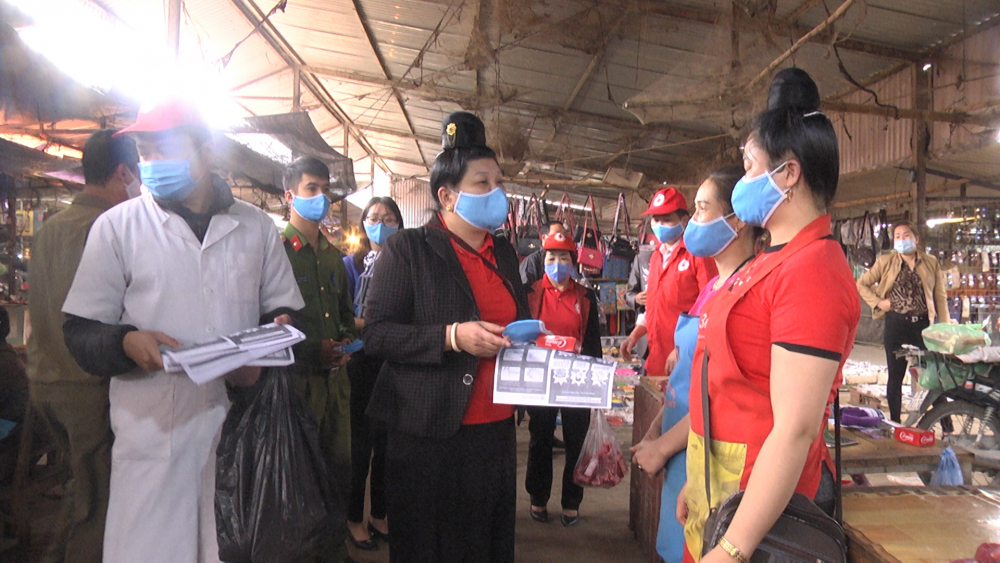  Hội Chữ thập đỏ thành phố và phường Chiềng Sinh phát khẩu trang y tế, xà phòng miễn phí cho người dân.