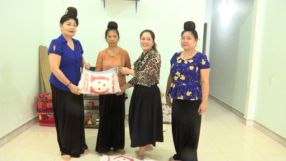 Hội liên hiệp phụ nữ thành phố hỗ trợ gạo cho 130 hội viên nghèo