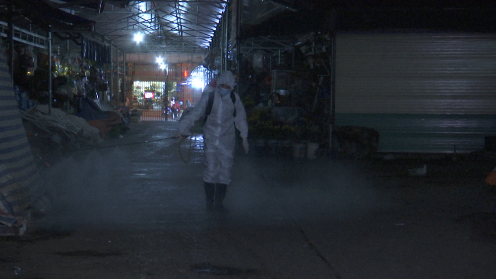 Ban quản lý chợ thành phố tổ chức phun tiêu độc, khử trùng 