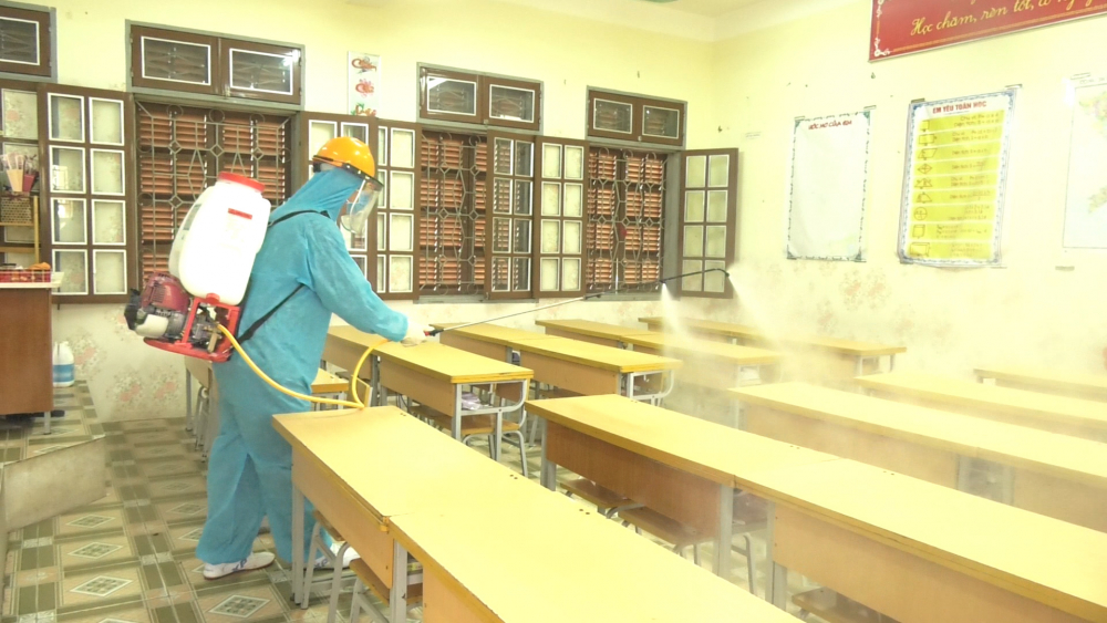 Phòng giáo dục và đào tạo thành phố phun thuốc khử khuẩn tại các trường học trên địa bàn