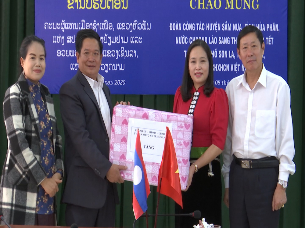 Đoàn công tác huyện Sầm Nưa,  tỉnh Hủa Phăn,  nước CHDCND Lào thăm và chúc Tết Đảng bộ chính quyền và nhân dân thành phố