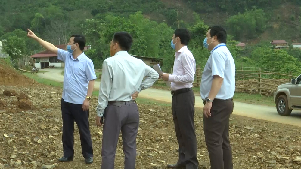 Đồng chí Nguyễn Trung Khải, Phó Bí thư Thành ủy, Chủ tịch UBND thành phố kiểm tra thiệt hại do mưa đá ngày 22/4 tại xã Hua La