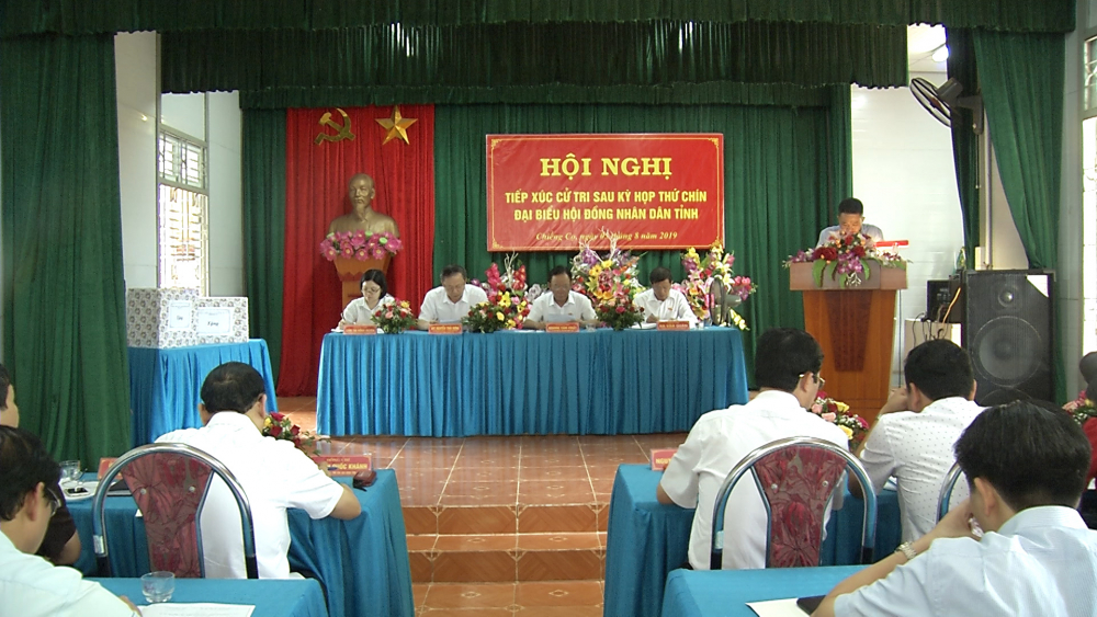 Đồng chí Bí thư tỉnh ủy tiếp xúc cử tri tại xã Chiềng Cọ