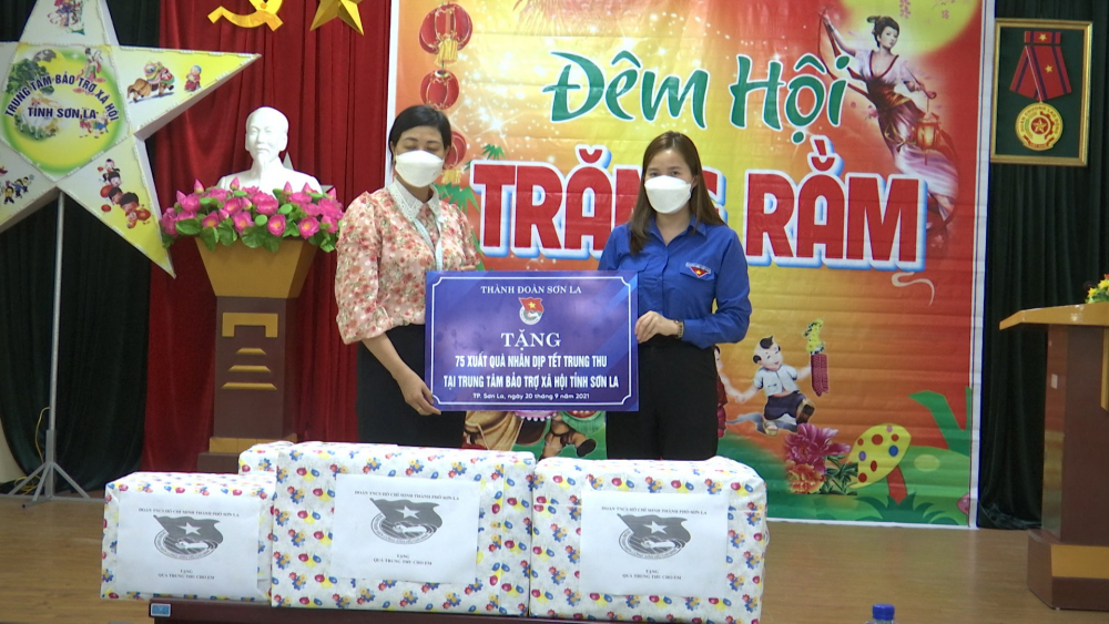 Thành đoàn Sơn La thăm, tặng quà Tết Trung thu cho thiếu nhi Trung tâm bảo trợ xã hội tỉnh