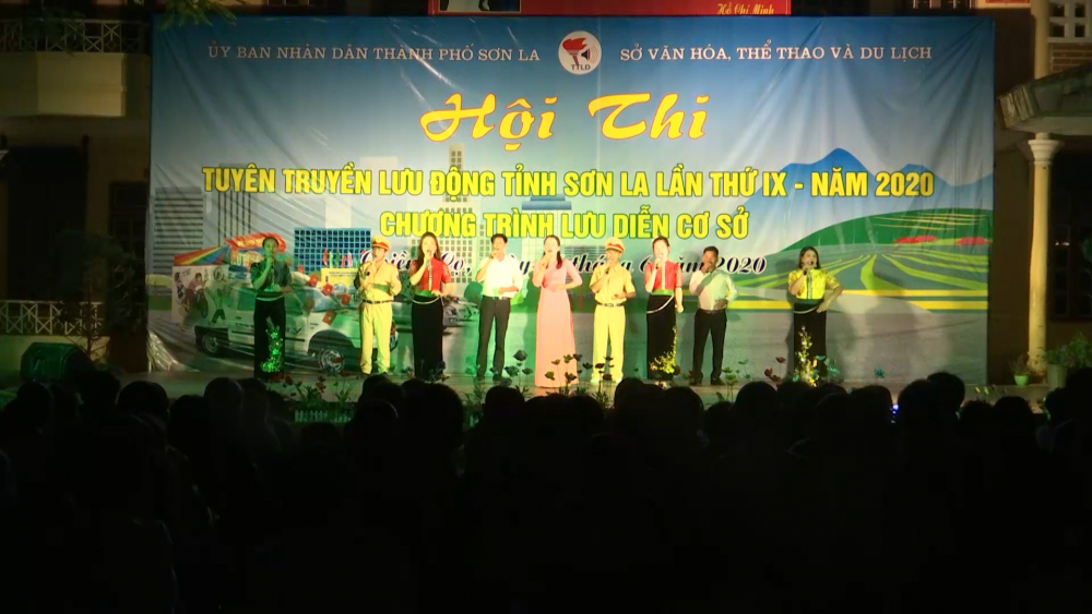 Các đội tuyên truyền lưu động biểu diễn phục vụ nhân dân xã Chiềng Cọ