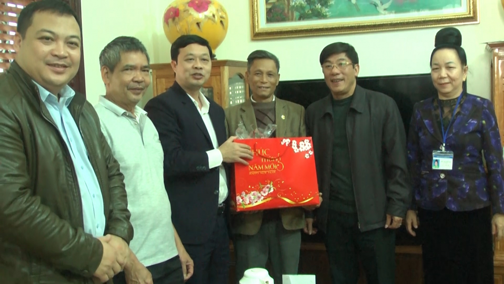 Đoàn công tác Thành ủy, HĐND-UBND, MTTQ thành phố thăm, tặng quà Tết tại phường Chiềng Lề