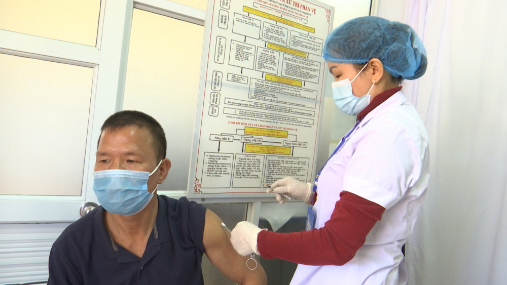 Thành phố triển khai tiêm vắc-xin phòng Covid-19 mũi 3 cho lực lượng tuyến đầu