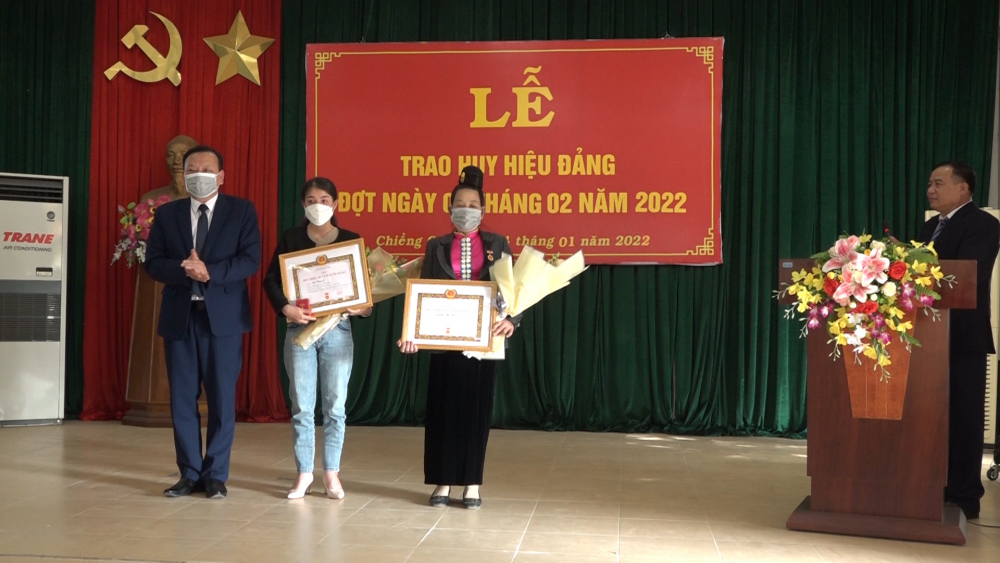 Đảng ủy phường Chiềng Cơi tổ chức Lễ trao huy hiệu Đảng đợt 3/2/2022