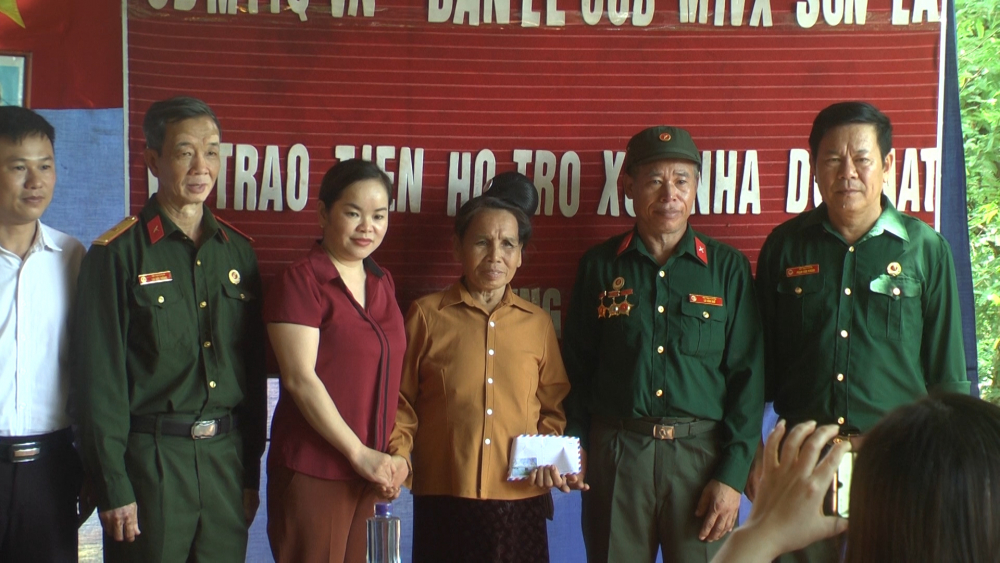 Uỷ ban MTTQ tỉnh, Ban Liên lạc CCB Mặt trận Vị xuyên tỉnh Sơn La bàn giao nhà Đại đoàn kết