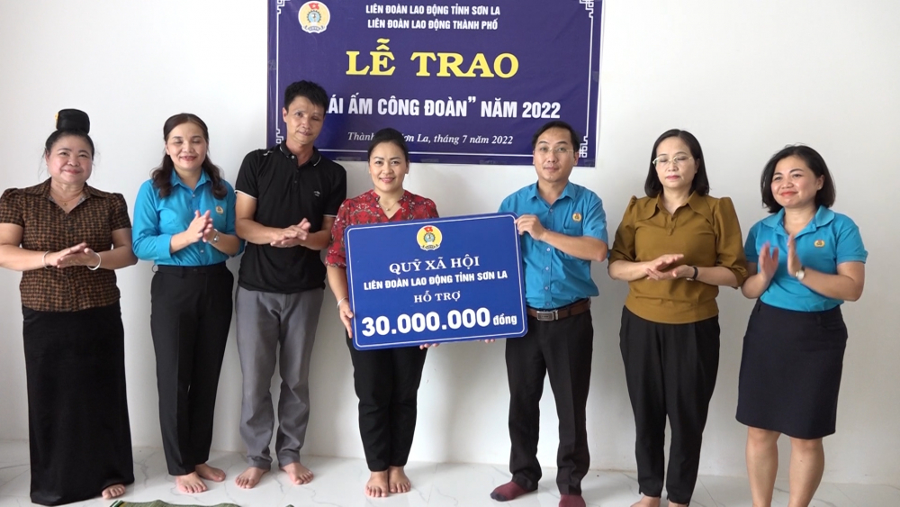 Liên đoàn lao động thành phố Sơn La trao hỗ trợ “Mái ấm công đoàn” cho đoàn viên công đoàn phường Chiềng An