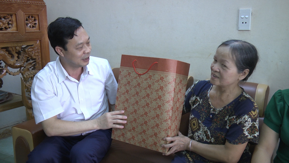 Đồng chí Nguyễn Trung Khải  thăm và tặng quà gia đình chính sách nhân dịp 27.7