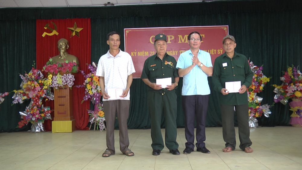 Đồng chí Đào Văn Quang- Phó chủ tịch UBND thành phố dự lễ kỉ niệm 72 năm ngày thương binh liệt sỹ tại xã Chiềng Đen.