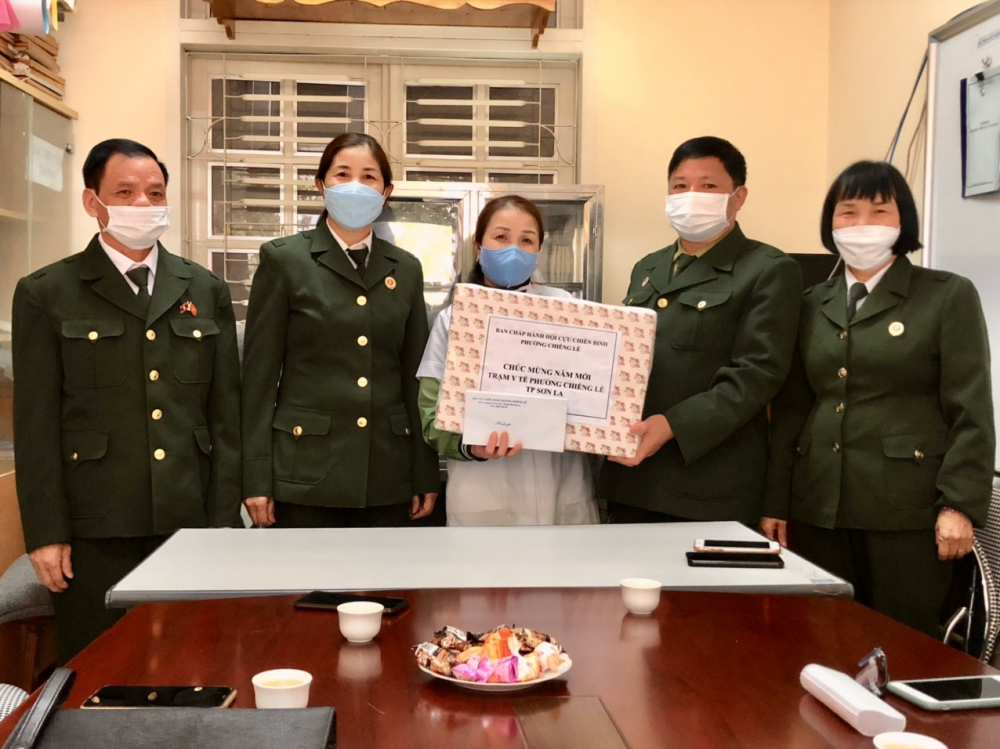 Hội CCB phường Chiềng Lề thăm, tặng quà tết các y, bác sĩ tại trạm y tế phường