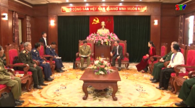 Đồng chí Bí thư Tỉnh ủy Hoàng Văn Chất tiếp đoàn Hiệp hội cựu chiến binh tỉnh Xiêng Khoảng - Lào
