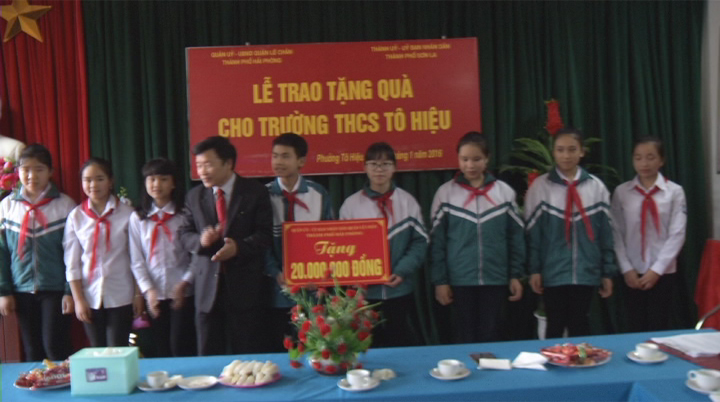Quận Lê Chân thành phố Hải Phòng thăm  tặng quà trường THSC Tô Hiệu.