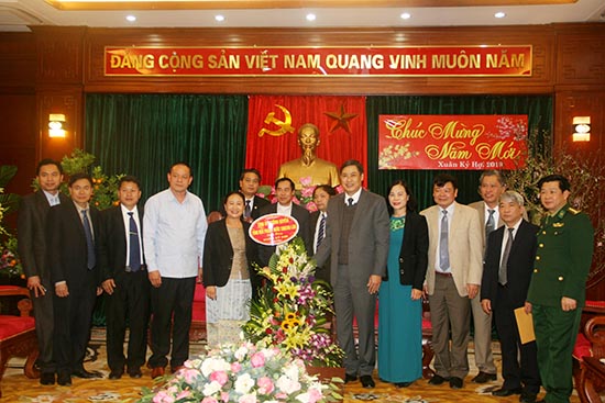 Đoàn cán bộ Tỉnh ủy, Chính quyền tỉnh Hủa Phăn, nước CHDCND Lào chào xã giao và chúc Tết tỉnh ta