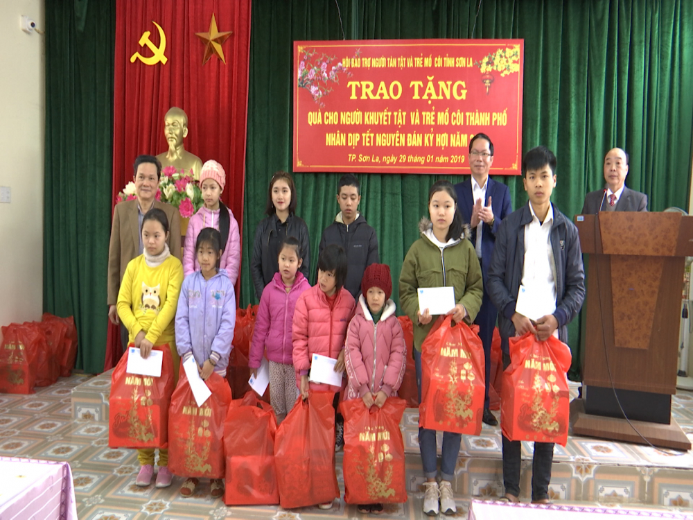 Hội Bảo trợ người tàn tật và trẻ em mồ côi tỉnh Sơn La trao quà tết cho người khuyết tật và trẻ mồ côi trên địa bàn thành phố