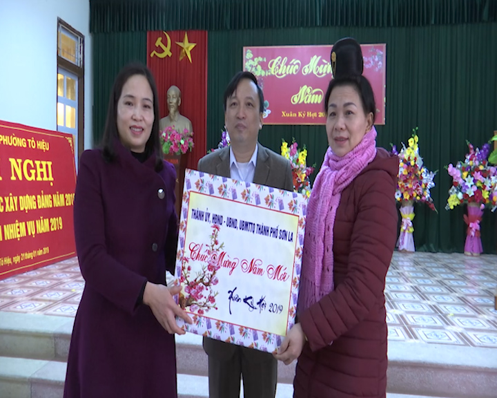 Thành phố Sơn La thăm chúc tết, tặng quà các đối tượng chính sách nhân dịp tết Nguyên đán Kỷ Hợi