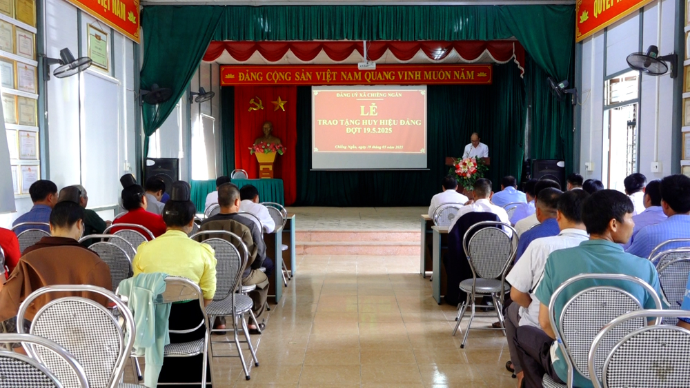 Đảng uỷ xã Chiềng Ngần trao Huy hiệu Đảng đợt 19/5/2025;Ngày 19/5, Đảng ủy xã Chiềng Ngần đã tổ chức Lễ trao Huy hiệu Đảng đợt 19/5, đồng chí Trần Công Chính, Uỷ viên ban Thường vụ Thành ủy, Phó Chủ tịch UBND thành phố tới dự và trao Huy hiệu và phát biểu chúc mừng.