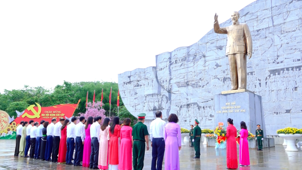 Thành phố Sơn La dâng hương, dâng hoa tại Quảng trường Tây Bắc;Nhân kỷ niệm 135 năm Ngày sinh Chủ tịch Hồ Chí Minh (19/5/1890 - 19/5/2025), sáng ngày 19/5, đồng chí Hà Trung Chiến, Ủy viên Ban Thường vụ Tỉnh ủy, Bí thư Thành ủy, Chủ tịch HĐND thành phố cùng lãnh đạo Thành ủy, UBND, Ủy ban MTTQ Việt Nam thành phố, đã dâng hoa tại Tượng đài Bác Hồ với đồng bào các dân tộc Tây Bắc và dâng hương Đền thờ Bác Hồ, Quảng trường Tây Bắc, thành phố Sơn La. 