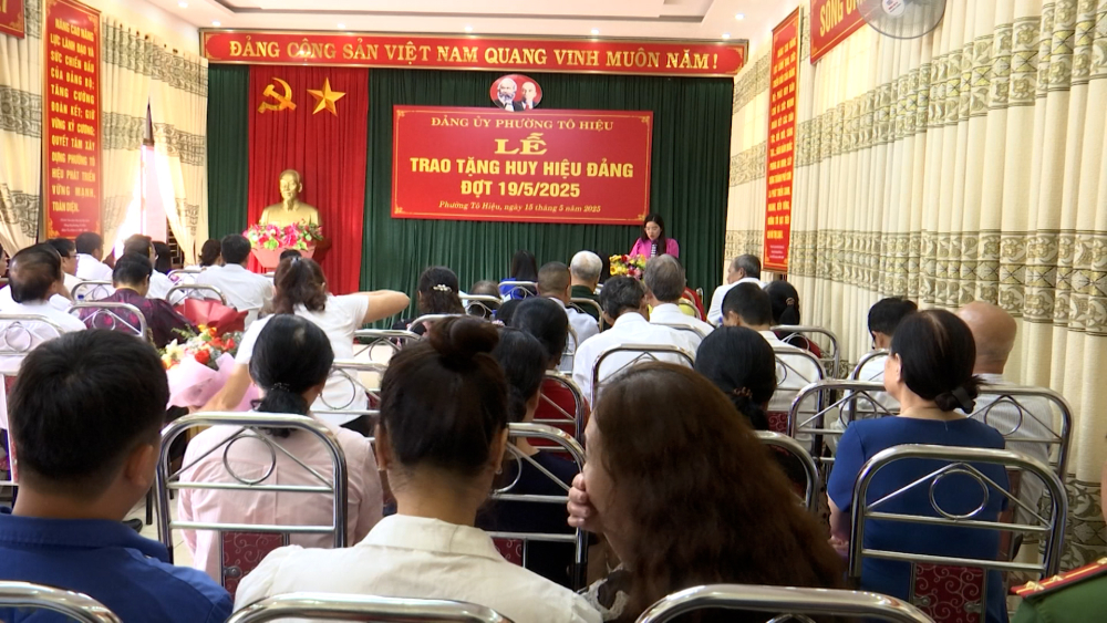 Đảng uỷ phường Tô Hiệu tổ chức lễ trao huy hiệu Đảng đợt 19/5/2025
