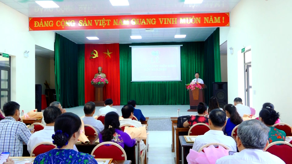 Phường Quyết Thắng trao Huy hiệu Đảng đợt 19/5