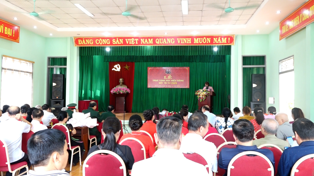 Lễ Trao tặng Huy hiệu Đảng đợt 19/5 đảng bộ phường Quyết Tâm