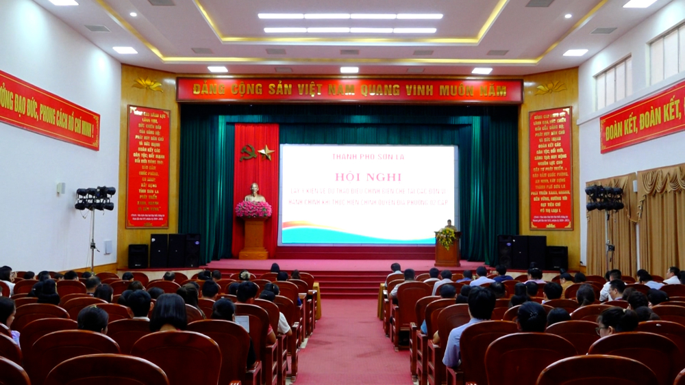 Thành phố lấy ý kiến về dự thảo điều chỉnh biên chế tại các đơn vị hành chính;Ngày 4/6, UBND Thành phố đã tổ chức Hội nghị lấy ý kiến về dự thảo điều chỉnh biên chế tại các đơn vị hành chính khi thực hiện chính quyền địa phương 2 cấp. Đồng chí Đỗ Văn Trụ, Phó Bí Thư Thành ủy, Chủ tịch UBND thành phố chủ trì Hội nghị. 
