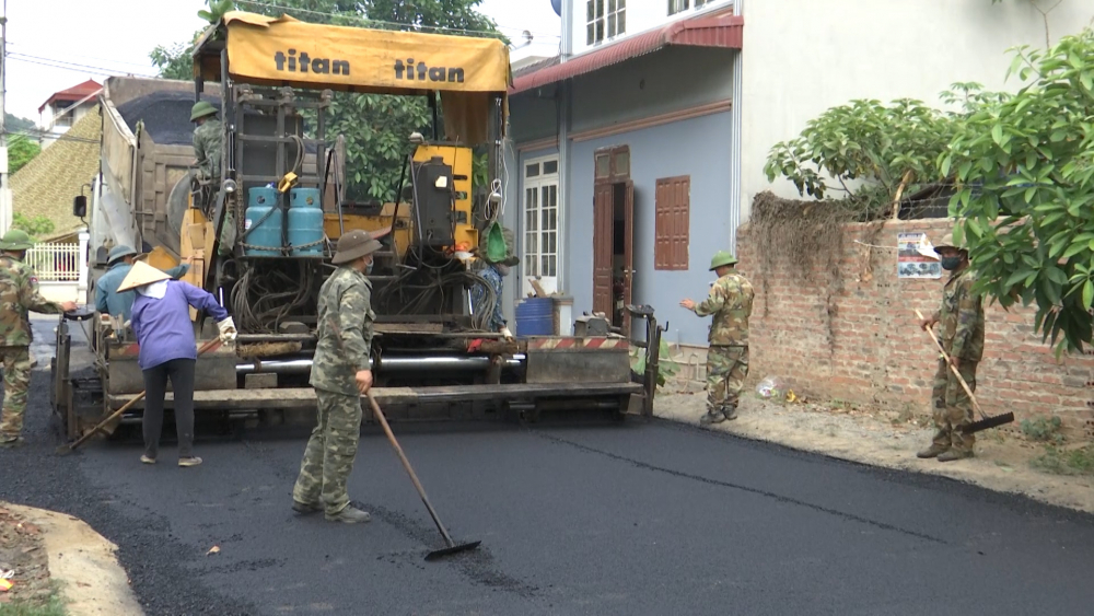 Nhóm 9,tổ 13,  phường Quyết Thắng rải Asphalt đường ngõ