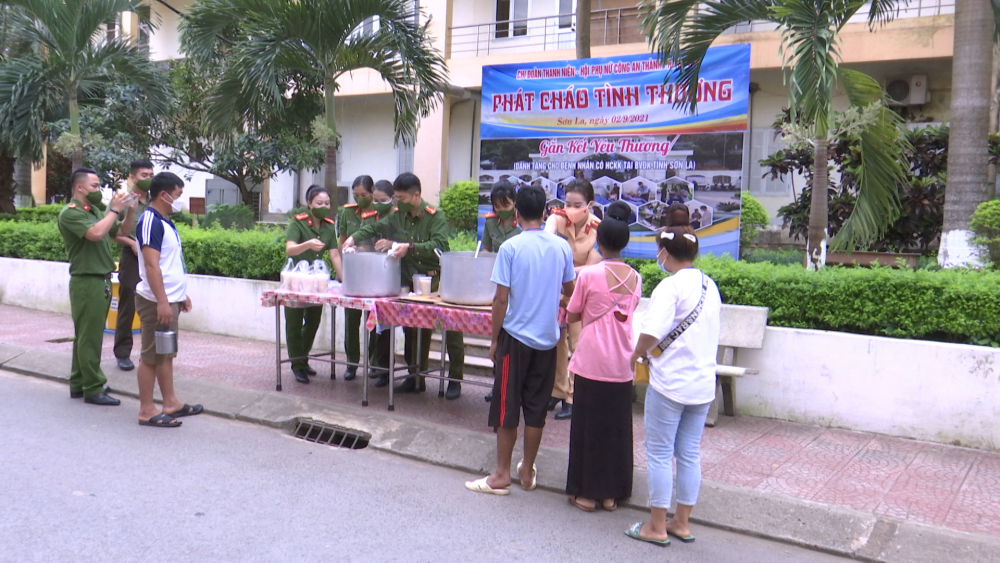 Công an thành phố xung kích, tình nguyện vì cuộc sống cộng đồng.