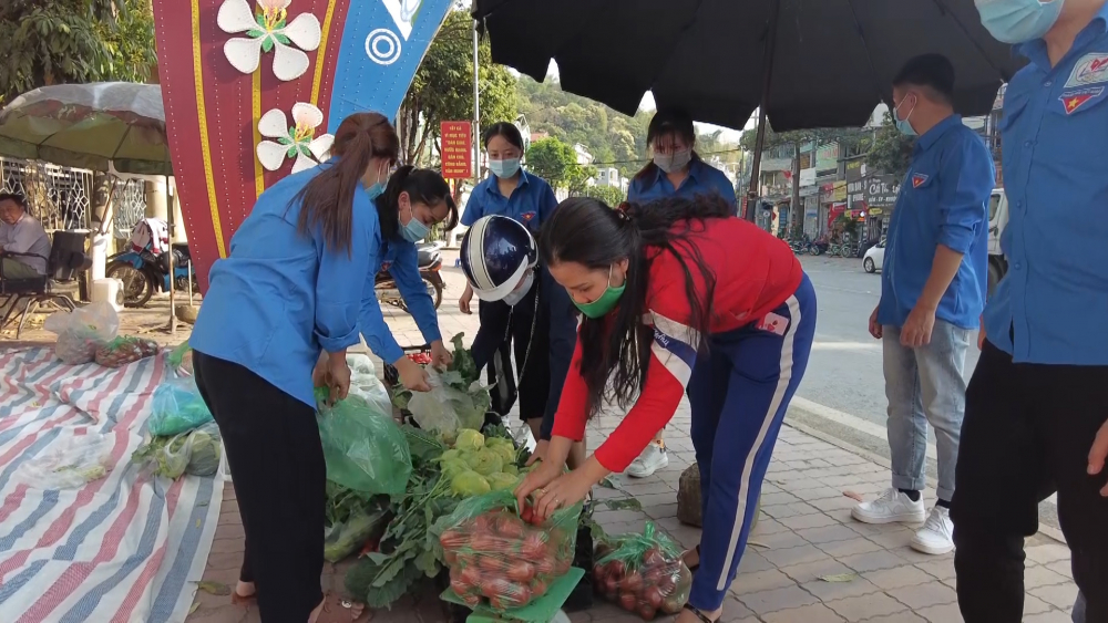 Người dân thành phố Sơn La nhiệt tình "giải cứu" nông sản giúp bà con nông dân