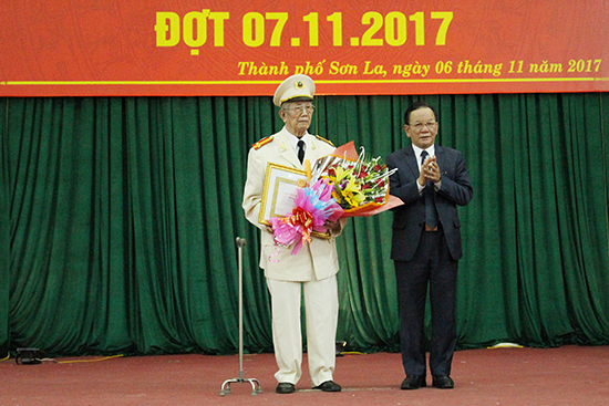 Thành ủy: Trao tặng Huy hiệu Đảng đợt 7/11/ 2017