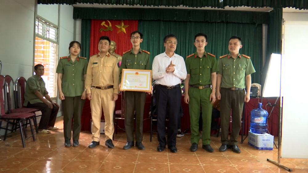 Lãnh đạo UBND thành phố tặng giấy khen cho cán bộ, chiến sĩ Công an thành phố có thành tích trong  “Chiến dịch cấp căn cước công dân”