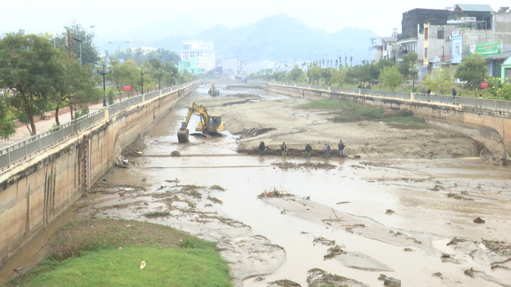 Thành phố chỉ đạo thực hiện nạo vét, thanh thải lòng suồi Nậm La