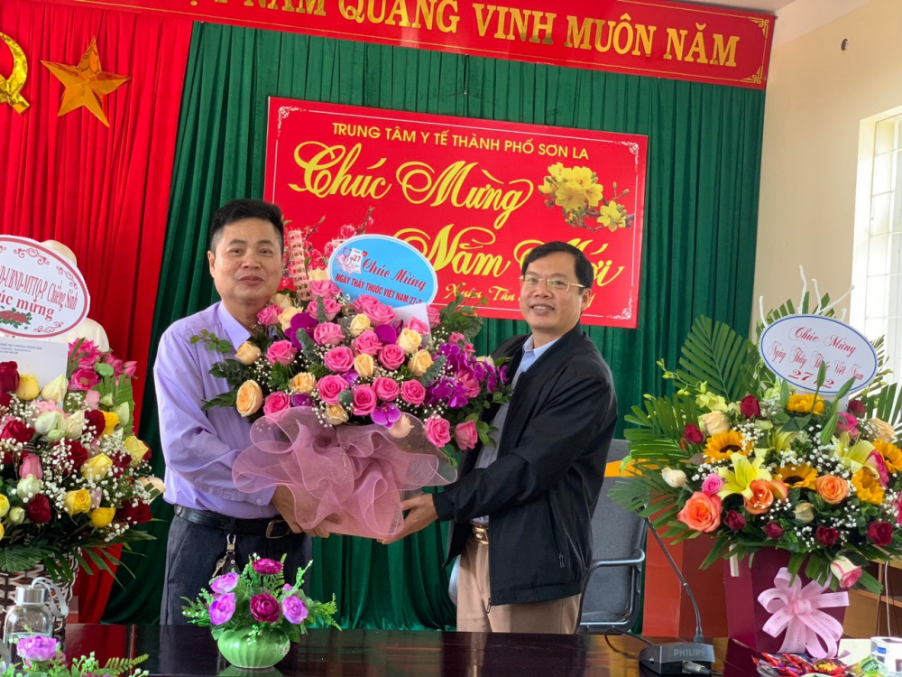 Lãnh đạo UBND thành phố thăm, chúc mừng Trung tâm Y tế nhân kỷ niệm 66 năm ngày Thầy thuốc Việt Nam