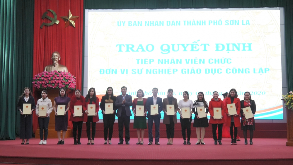 Thành phố trao quyết định tiếp nhận viên chức đơn vị sự nghiệp giáo dục công lập